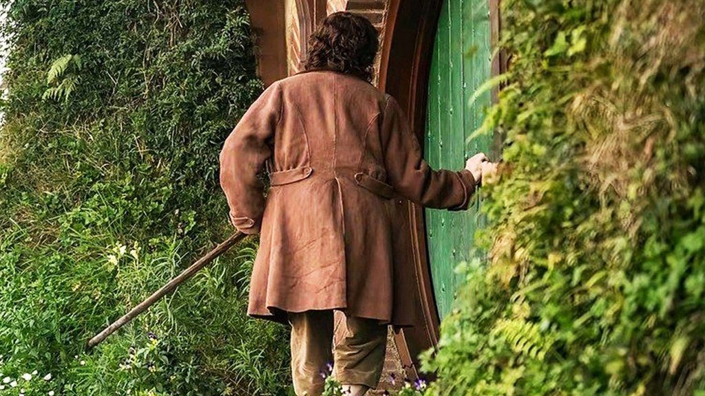 On a les premières images du nouveau film Le Seigneur des Anneaux : voici à quoi vont ressembler Frodon et la Comté dan…