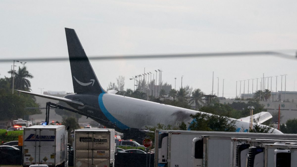 Miami: Amazon-Frachtflugzeug schießt über Landebahn hinaus – fünf Tote