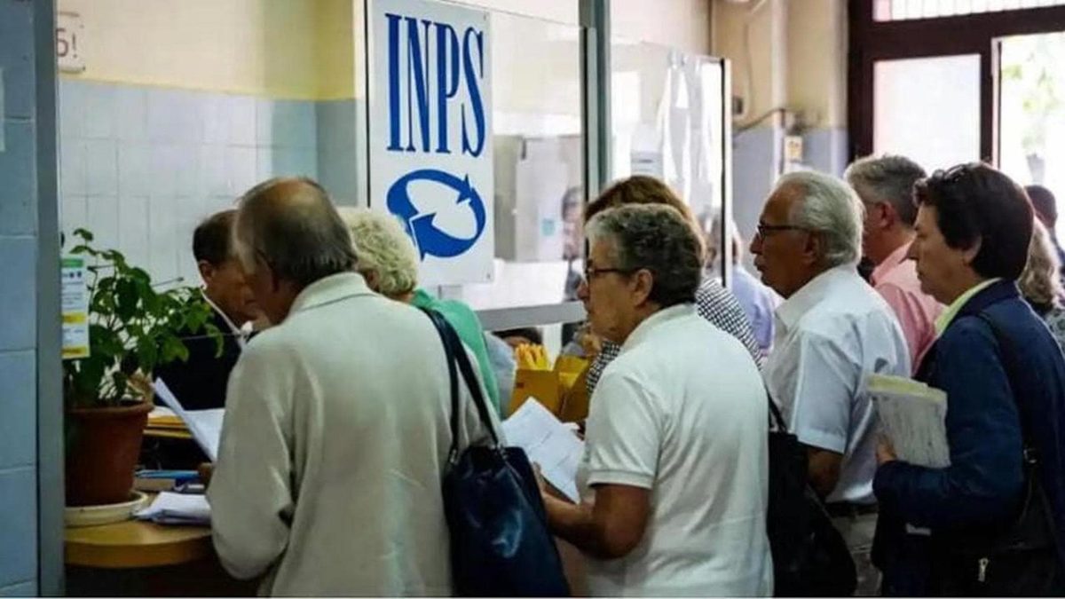 Pensione anticipata a 64 anni, con il ricalcolo l’assegno perde il 10%. Le simulazioni
