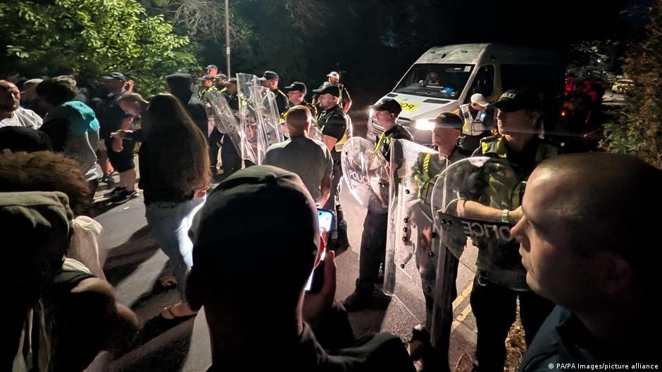 UK government condemns 'thuggish' anti-migrant protests in Portsmouth