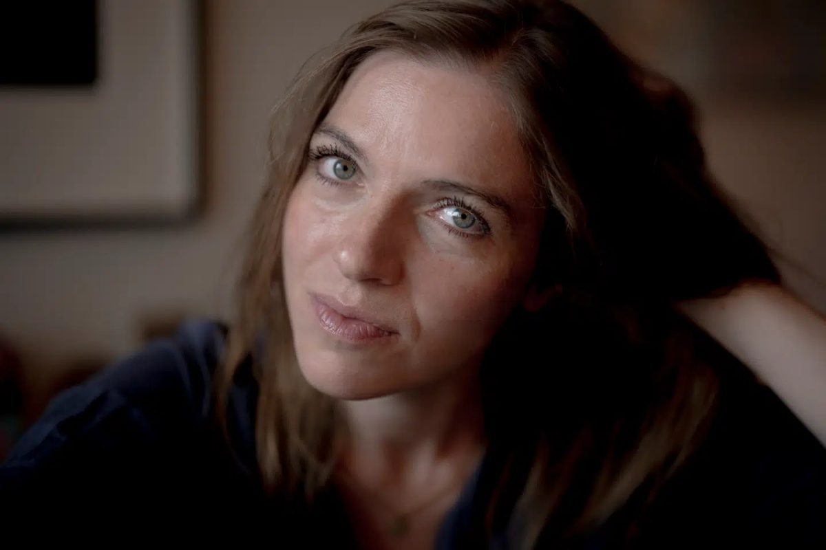 »Jeg er en sexdronning på 38 år, men lidt ude af loop.« Stine Pilgaards skriver skarpt og meget morsomt portræt af live…