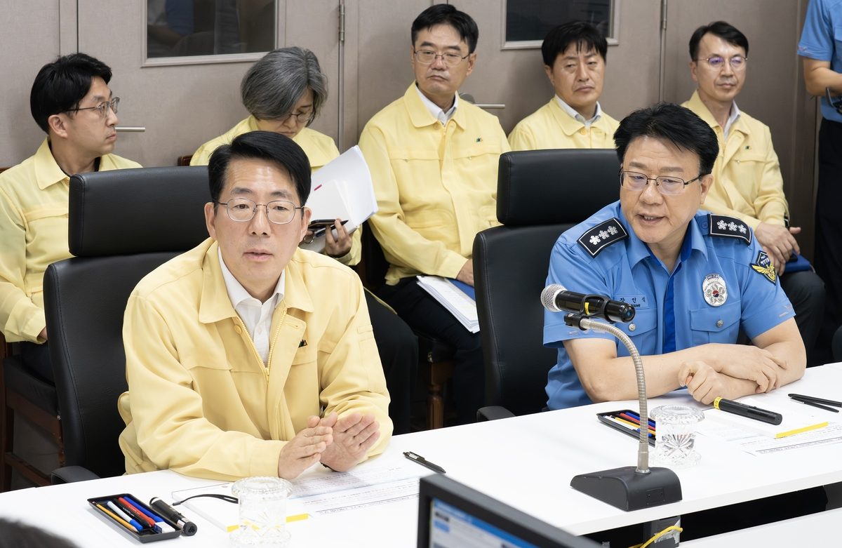 황종우 해수부 장관, 예인선 전복 실종자 가족 만나 위로