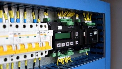 (g+) Im Zeitalter von Edge und Docker: Warum die SPS im Schaltschrank bleibt
