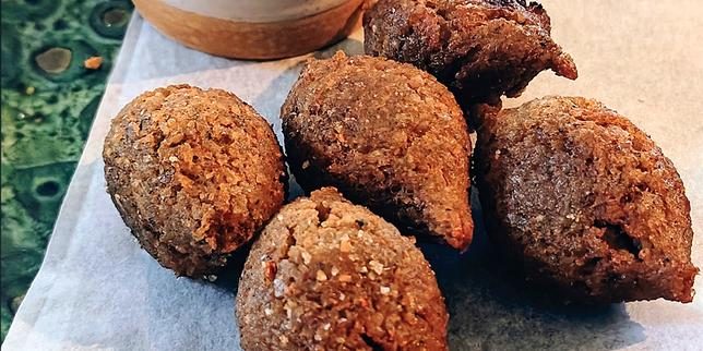 Trois restaurants à tester à Paris pour voyager par l’assiette, de la Grèce au Liban