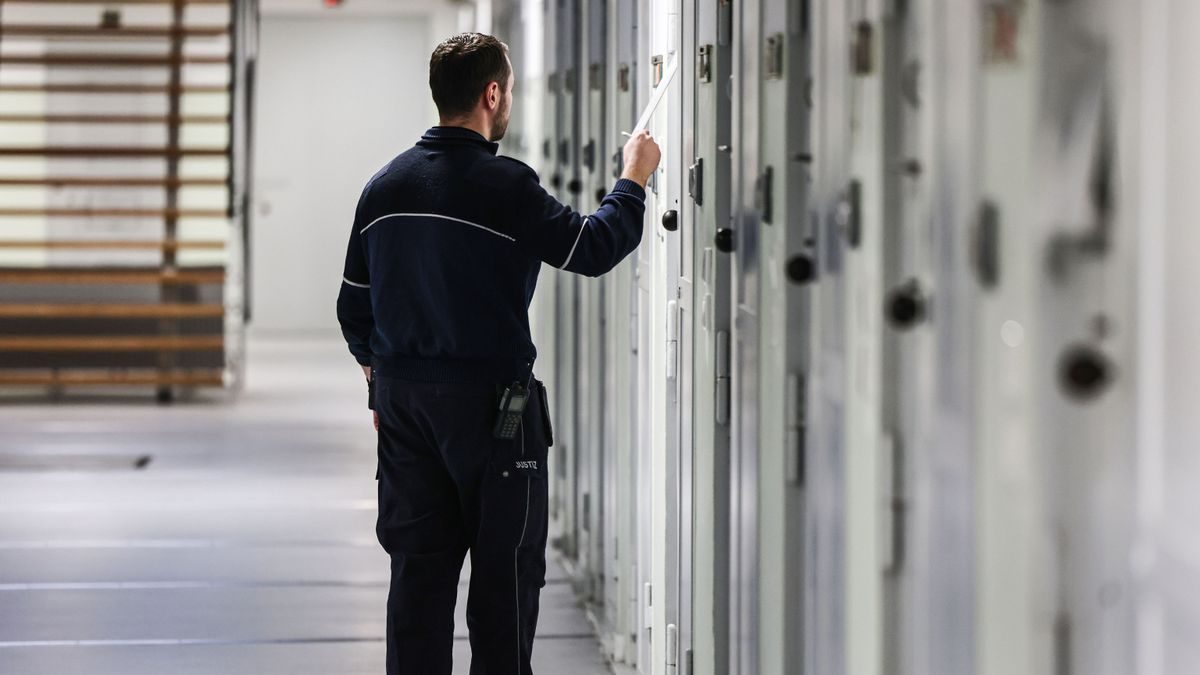 Nordrhein-Westfalen: Tausende Handys in Gefängnisse geschmuggelt