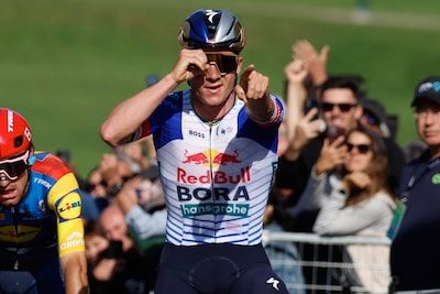 “Een maand met Oumi over nagedacht”: Remco Evenepoel pakt na zege in Québec uit met nieuwe (en unieke) viering