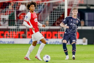 AZ is foutloze status kwijt na late goal Willem II, Stengs baalt van misser voor open doel: ‘Dat is gewoon dom’