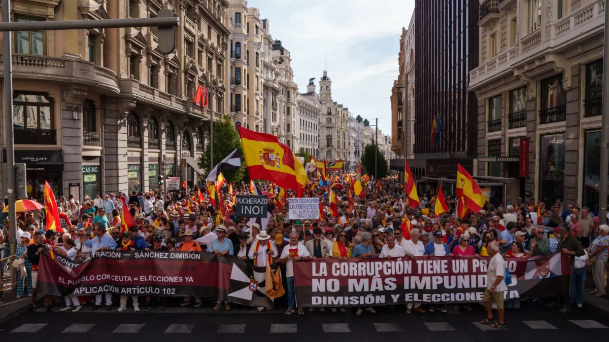 Arranca la marcha por la dignidad en apoyo a Ceuta, la defensa de España y contra Pedro Sánchez
