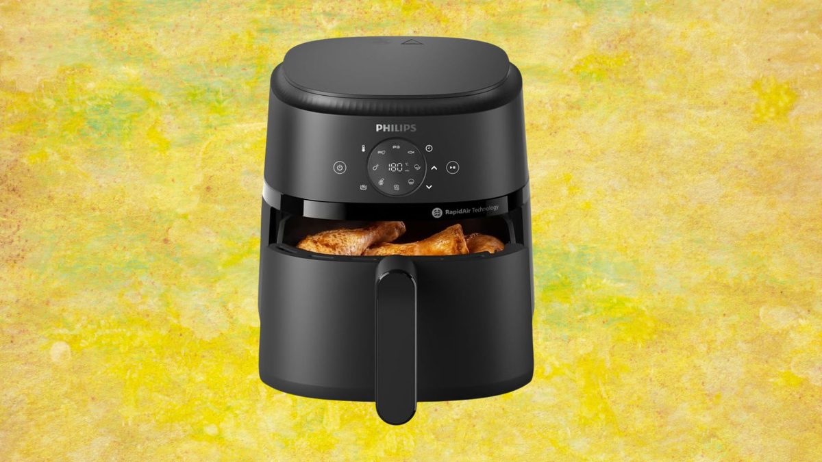 Save £35 on the Philips AirFryer 2000 Series, now £54.99 down from £89.99