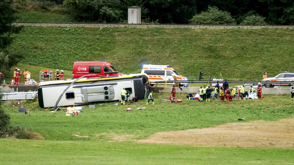 Verwijderde vangrail speelde waarschijnlijk rol bij busramp: tranendal in Zwitserse bergen