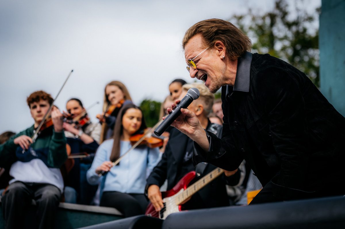 “Se il mondo è avvolto dall’oscurità, noi non dobbiamo esserlo”: gli U2 tornano a scuola 50 anni dopo il primo concerto…
