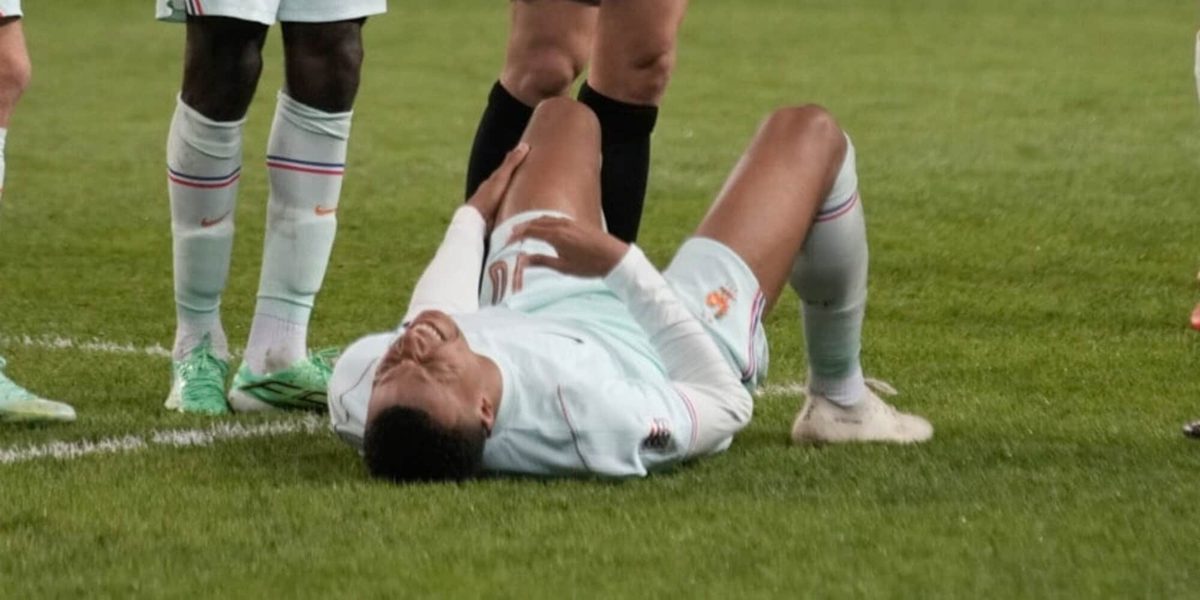 Mbappé infortunato, ko al ginocchio e ansia Real: torna in Spagna e salta l'Italia, le condizioni