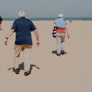 Waarom een latrelatie aanslaat bij 60+’ers: ‘Ik heb een lief, maar ik wil zijn was en strijk niet doen’