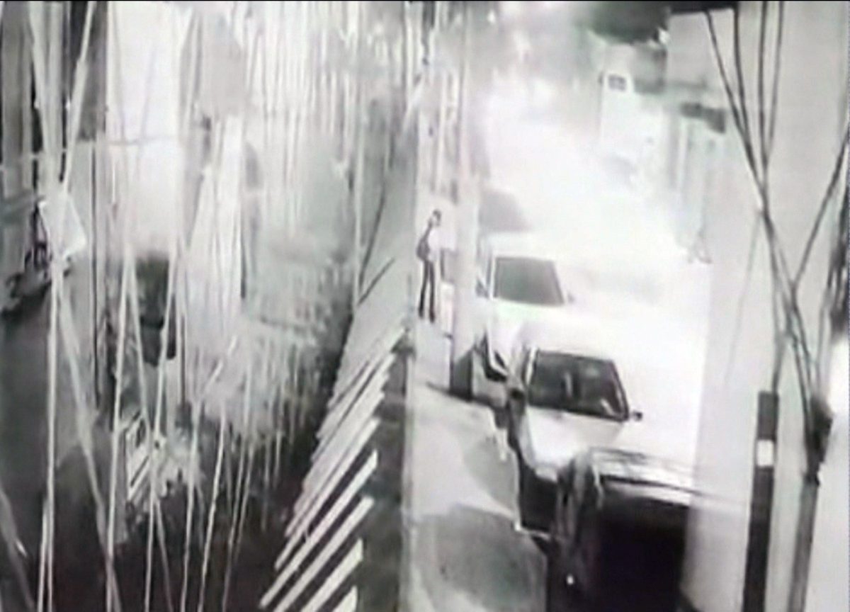 Adolescente escapa de sequestro após pular de carro em movimento no Rio