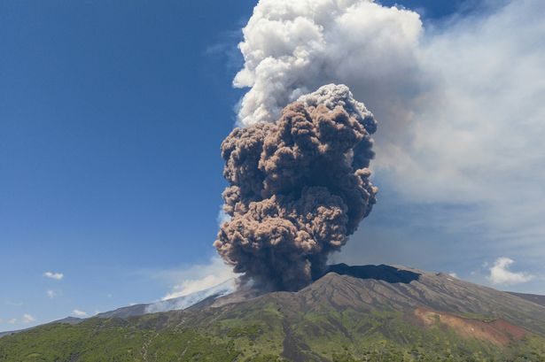 Mount Etna eruption live: Catania Airport flights suspended as 4km ash cloud sparks red alert