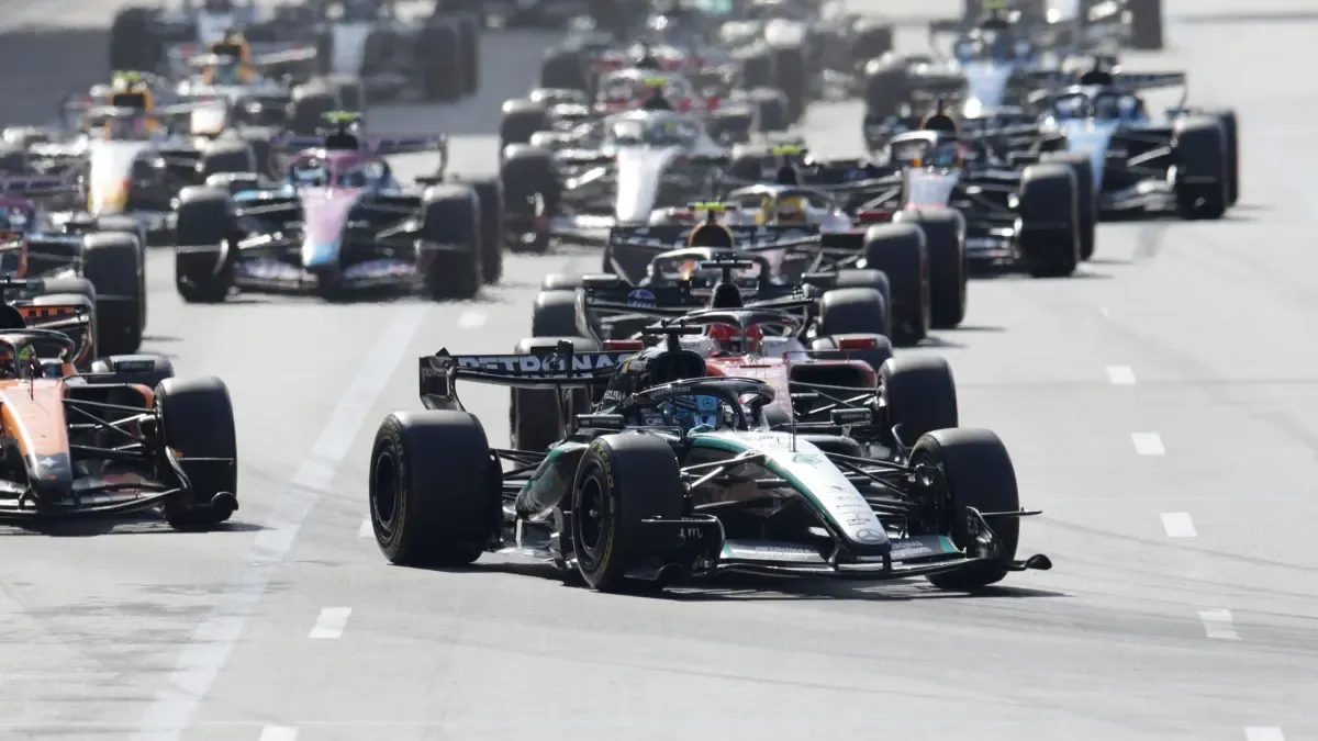 Russell gana por solo 0"1 ante un Verstappen estelar en Bakú; Sainz remonta y tortura para Alonso
