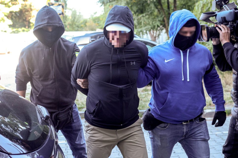 Roman Ż. usłyszał zarzuty. Obrońca: Miał bilety do Chin, ale i z powrotem