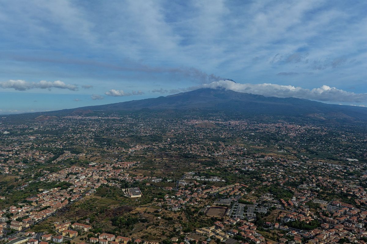 Vulkansk aktivitet fra Etna. Flyplass på Sicilia stengt.