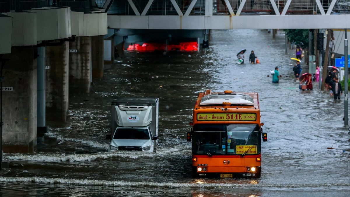 Grote delen van Bangkok overstroomd na aanhoudende zware regenval