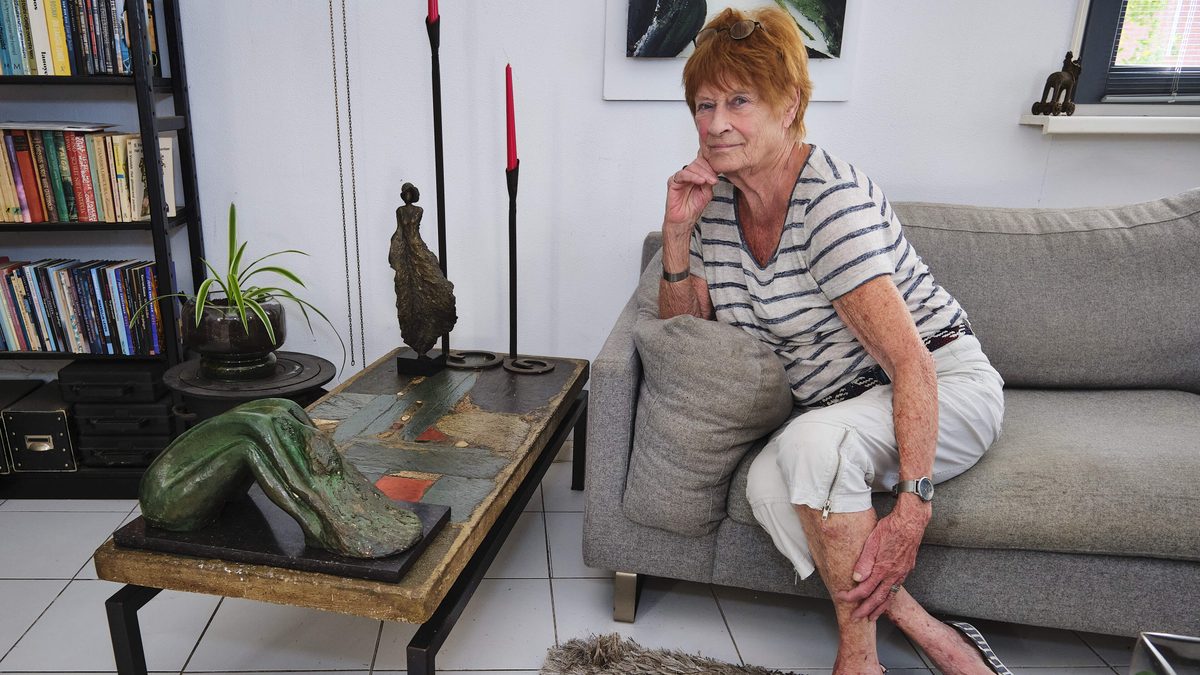Thera kocht loodzware tafel die van bekende kunstenaar bleek te zijn: ’Kostte me destijds meer dan een maandsalaris’