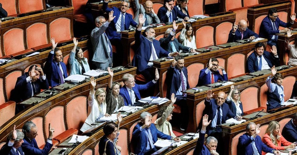 Legge elettorale: centrodestra quadruplica firme per nuove liste. Opposizione denuncia: norma discriminatoria