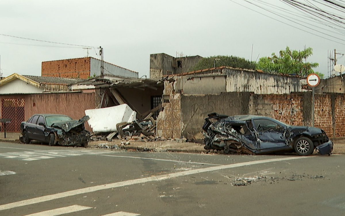 Motorista de caminhão perde controle da direção e atinge casa e dois carros estacionados em Ribeirão Preto, SP