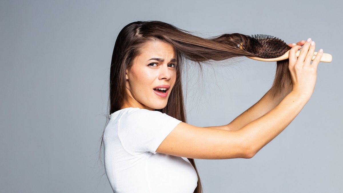 Entenda por que seu cabelo quebra e como fortalecer os fios