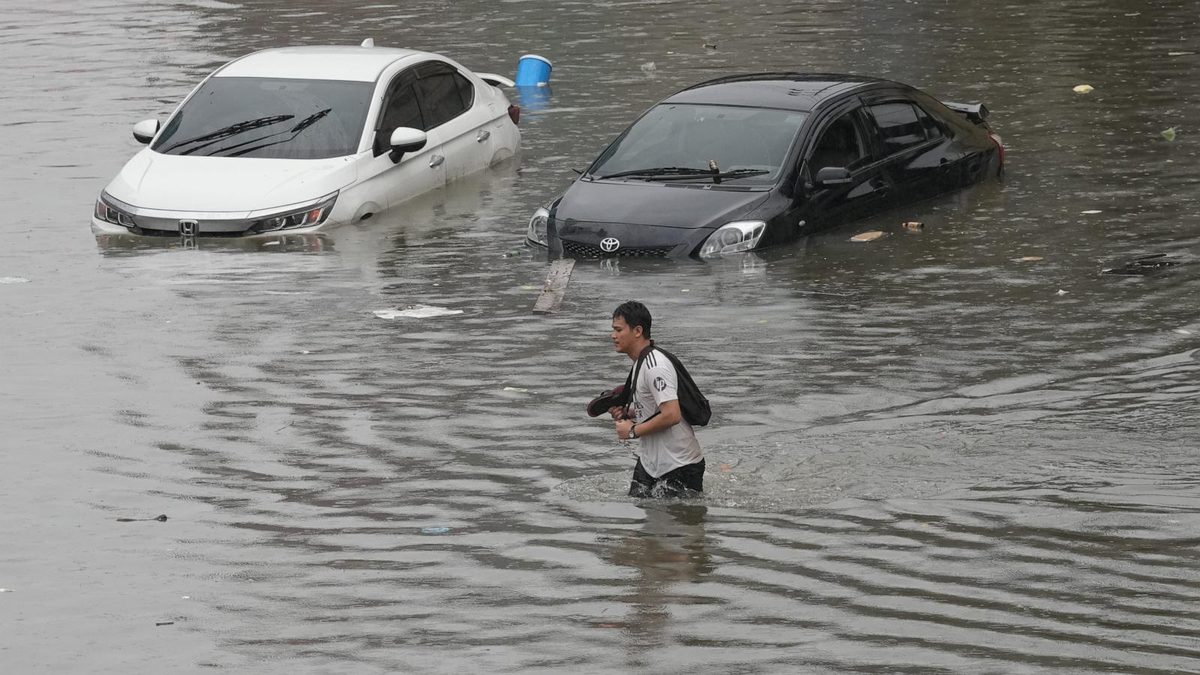 Heavy rain and flooding in Bangkok disrupts traffic and prompts evacuations