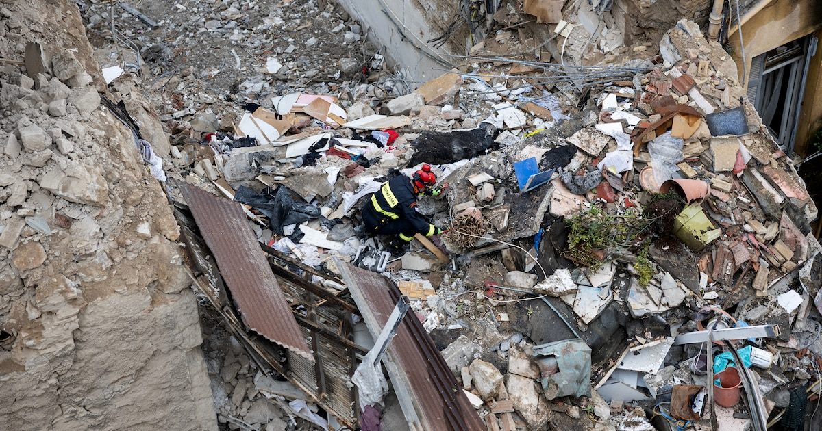 Grèce: six morts dans l'effondrement d'un immeuble d'un quartier touristique à Athènes