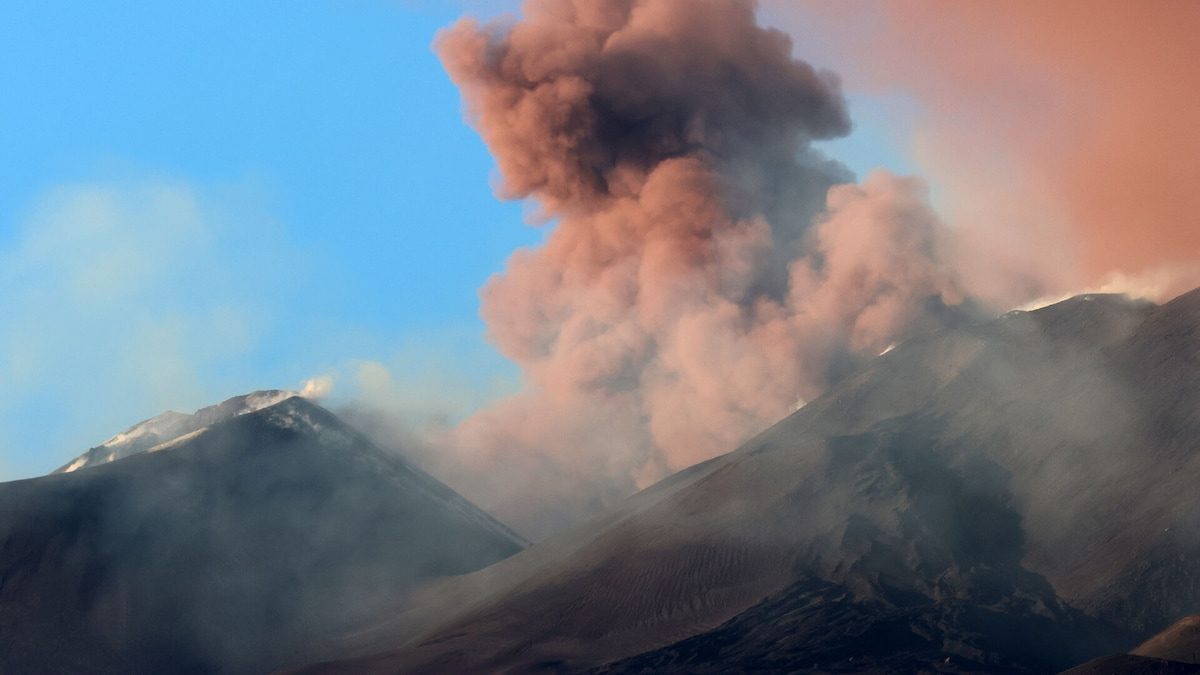 Vulkansk askesky fra Etna lukker lufthavn på Sicilien