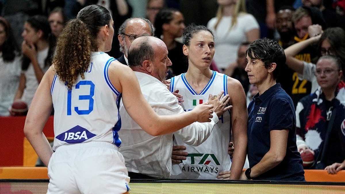 Italy women's basketball star tears into ref after missing game-tying shot vs US in Women's World Cup