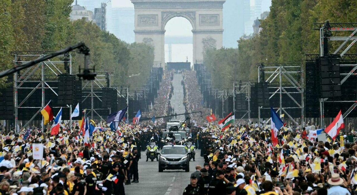 Marine Le Pen e Bardella alla messa di Leone XIV, Macron assente: Place de la Concorde invasa dalla folla