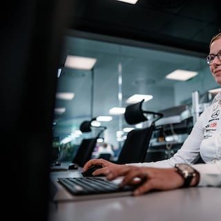 De vrouw die Mercedes naar de wereldtitel in de formule 1 moet leiden: ‘Je zit midden in de actie, heerlijk’