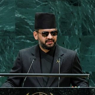 Waarom de Nepalese premier met een zonnebril de VN toesprak