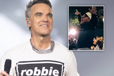 KIJK. Robbie Williams verrast fans met ongepland optreden bij zijn hotel