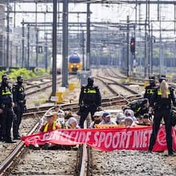 Tienduizenden reizigers gedupeerd door spoorblokkade XR, schade ruim een ton