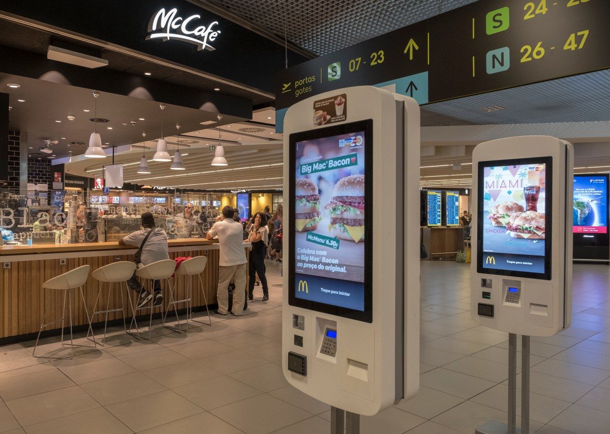 The Great Restaurant Paradox: AI Is Making Old-Fashioned Service Cool