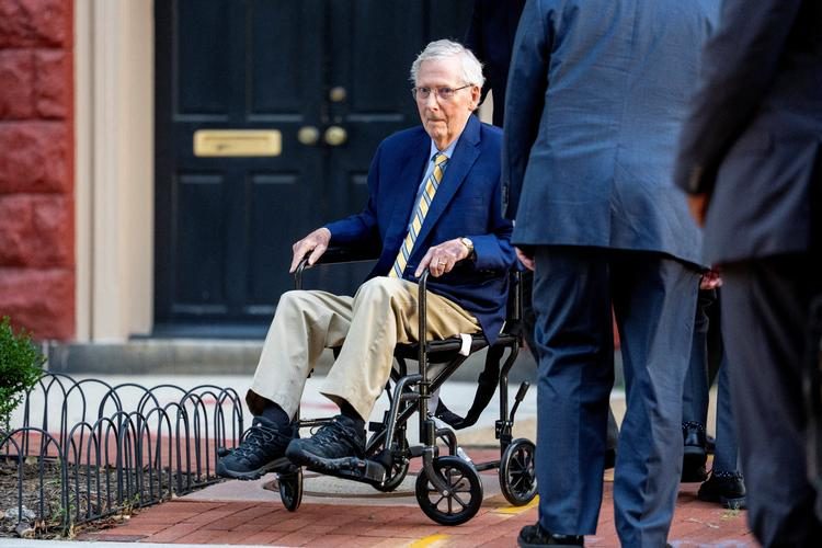 84-årig amerikansk senator rejser sig fra sygesengen for at gå imod Trump. Men er han billedet på et problem?