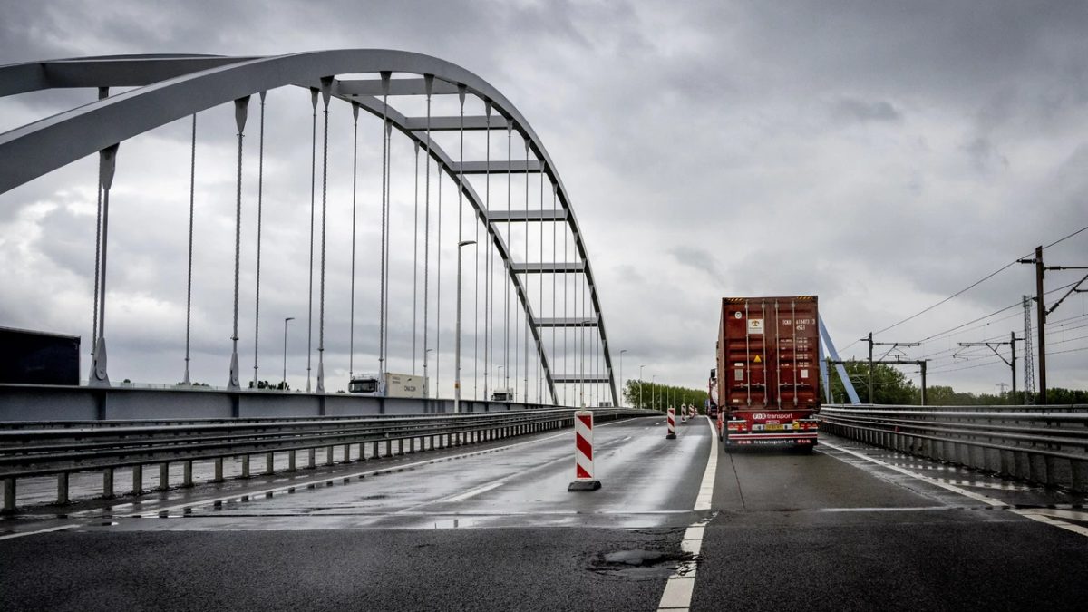 'Miljoenenstrop transportbranche door problemen met Suurhoffbrug'