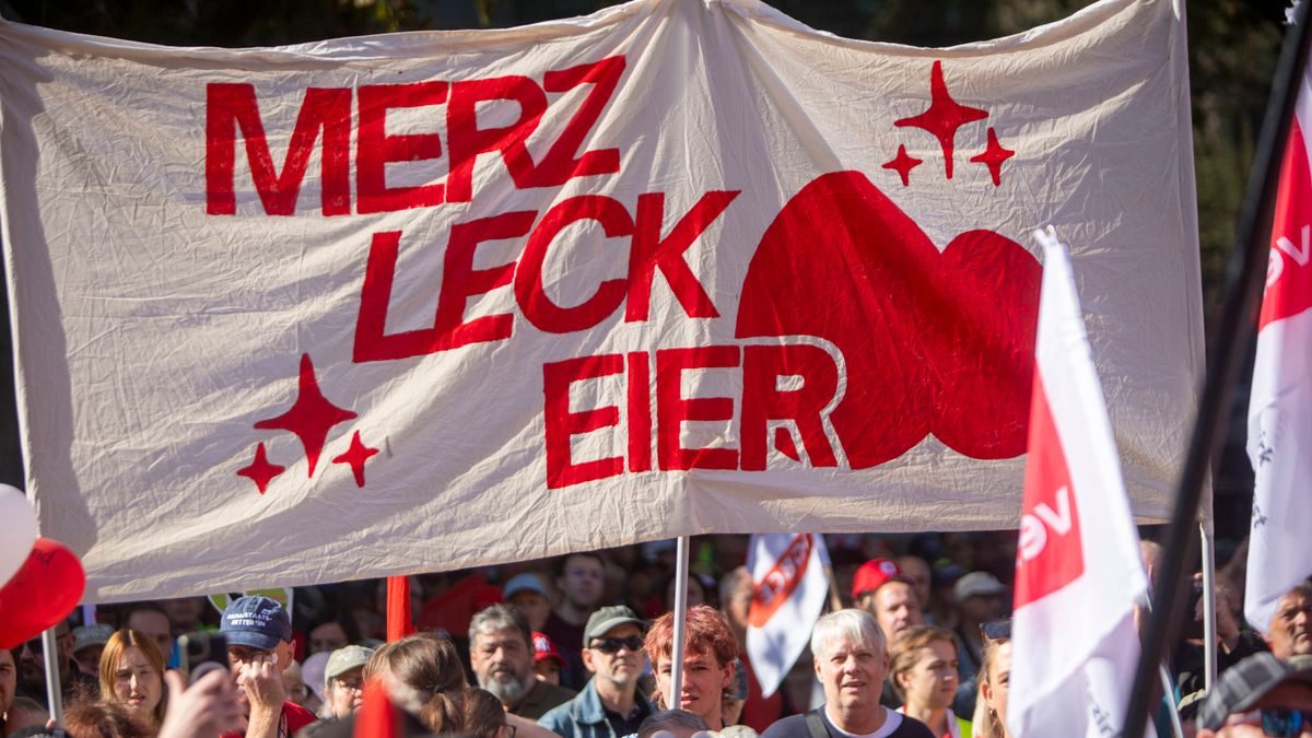 Zehntausende Menschen demonstrieren gegen Sozialabbau