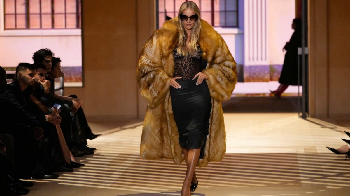 Gucci deve tornare a vendere e Demna trasforma la passerella in una boutique: “Volete che venda? Ecco una collezione di…
