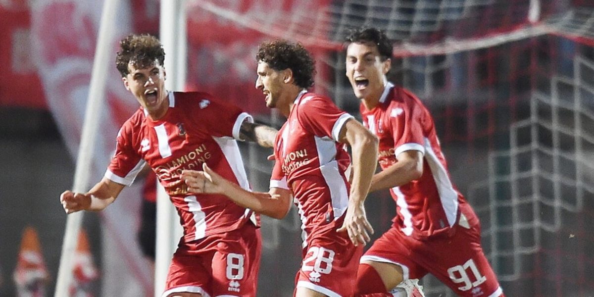 Poker Grosseto a Pineto, il Crotone in dieci batte in Salernitana
