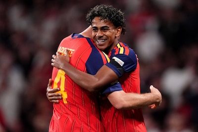 De invallers maken het verschil: wereldkampioen Spanje zet Engeland met 3-2 opzij en is al 39 wedstrijden ongeslagen