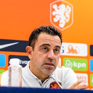Xavi doet het soms helemaal anders dan Louis van Gaal