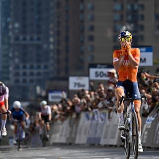 Na een ware thriller is Demi Vollering eindelijk wereldkampioen. “Dat klinkt raar. En geweldig”
