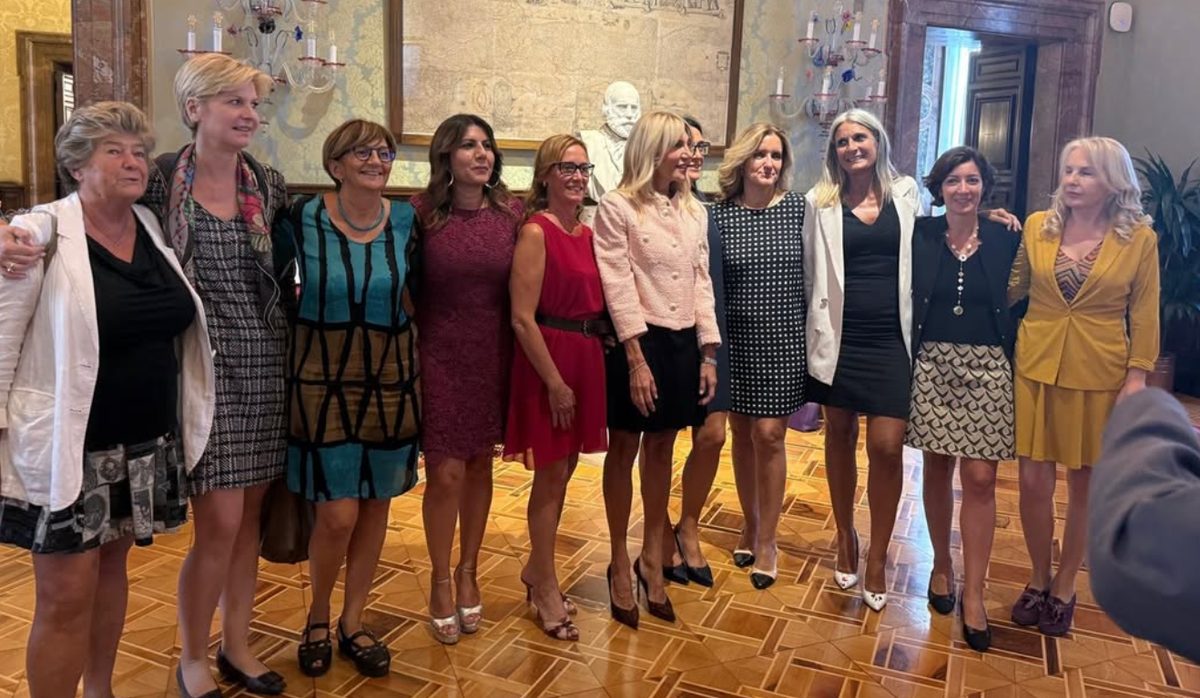Italiaanse minister onder vuur na huwelijksadvies aan zoon, vrouwen reageren spottend