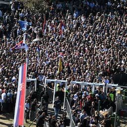 Duizenden mensen naar begrafenis Mladic, EU veroordeelt 'ontkenning genocide'