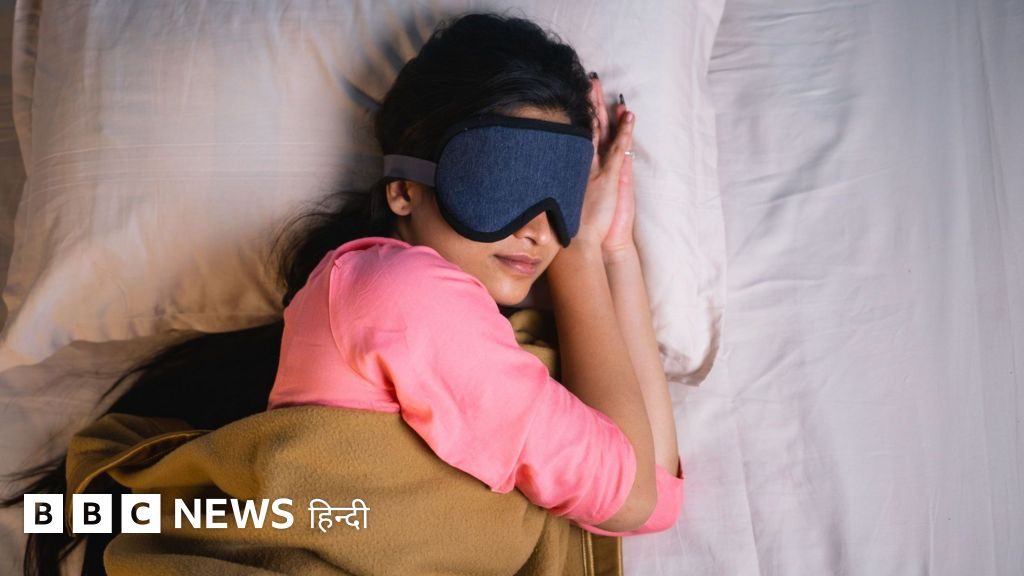 नींद न आने पर बिस्तर पर लेटे रहें या उठ जाएं, और रोज़ाना कितने घंटे सोना चाहिए?