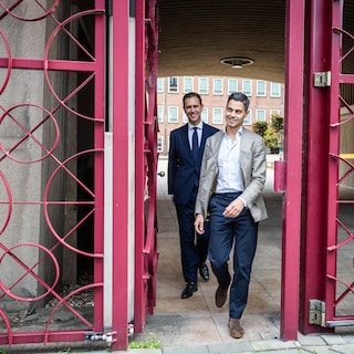 Het kabinet wil met zowel links als rechts zaken doen, er is meer enthousiasme bij links
