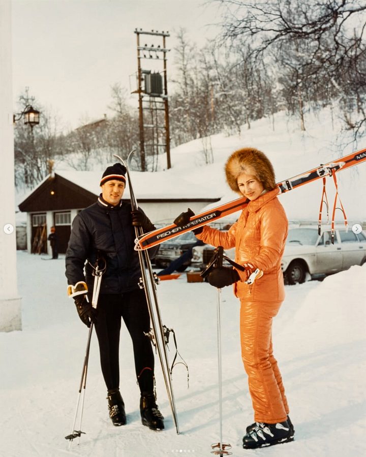 Deler nye bilder av kong Harald